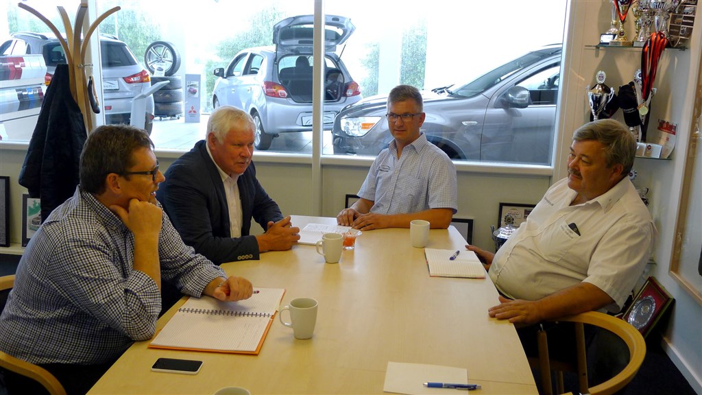 Uden sponsorer kunne Sydhavsrally ikke gennemføres, så allerede i den indledende fase blev der truffet aftale med Peugeot Danmark og Lysen Biler A/S (Suzuk/Sorø) om hjælp til rallyets afvikling. Fra venstre Kjeld Seidler, Peugeot Danmark, løbslederassistent og beboerkontakt Flemming Sarka, autoforhandler Anders Lysen, Sorø, og løbsleder John Larsen ved planlægning af detaljer i det kommende mesterskabsløb i Horslunde.